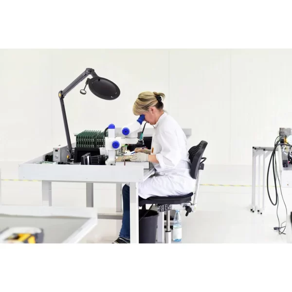 Iq-esd-daylight-and-uv-magnifier-electrostatic-safe-3-diopters-magnification-1-75x-an-additional-12-diopters-4x-swing-arm-magnifier-aj-600205-10_1160x_crop_center